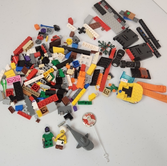 Lego Lot Of Loose Pieces Parts Blocks Minifig Minifigures Shark - Picture 1 of 10